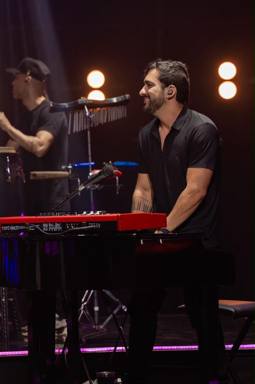 Daniel Silveira sorrindo no palco