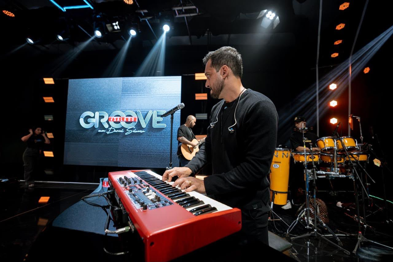 Daniel Silveira no Groove — palco com banda